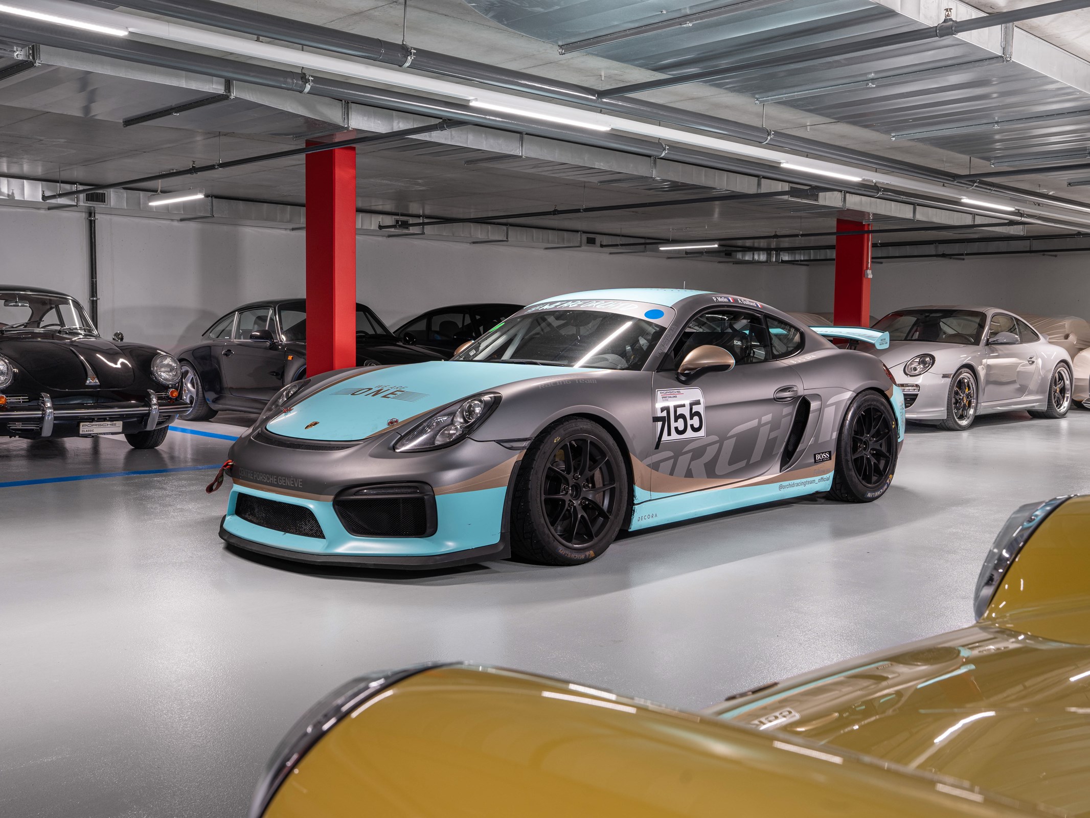 PORSCHE Cayman GT4