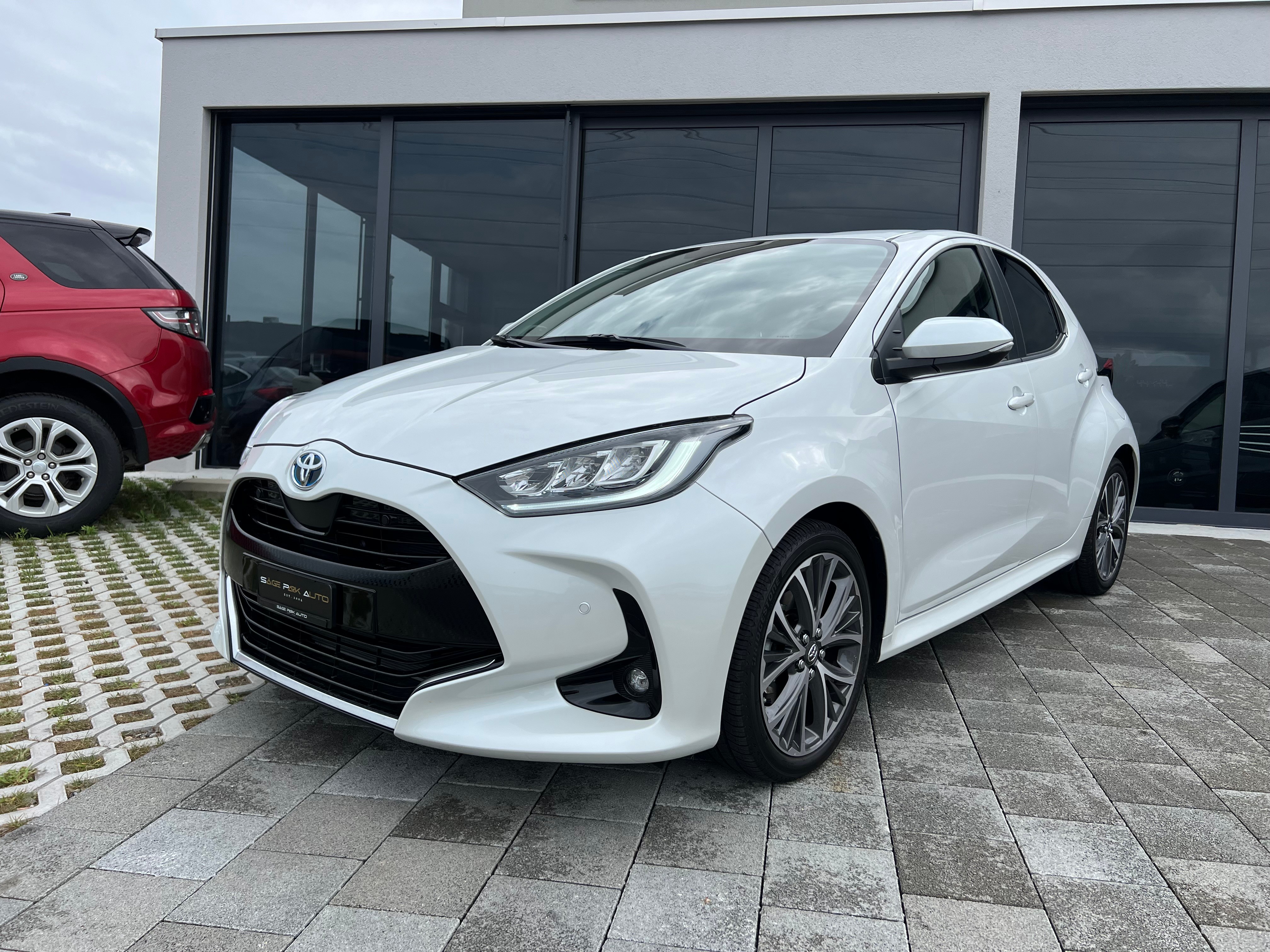 TOYOTA Yaris 1.5 Premium e-CVT