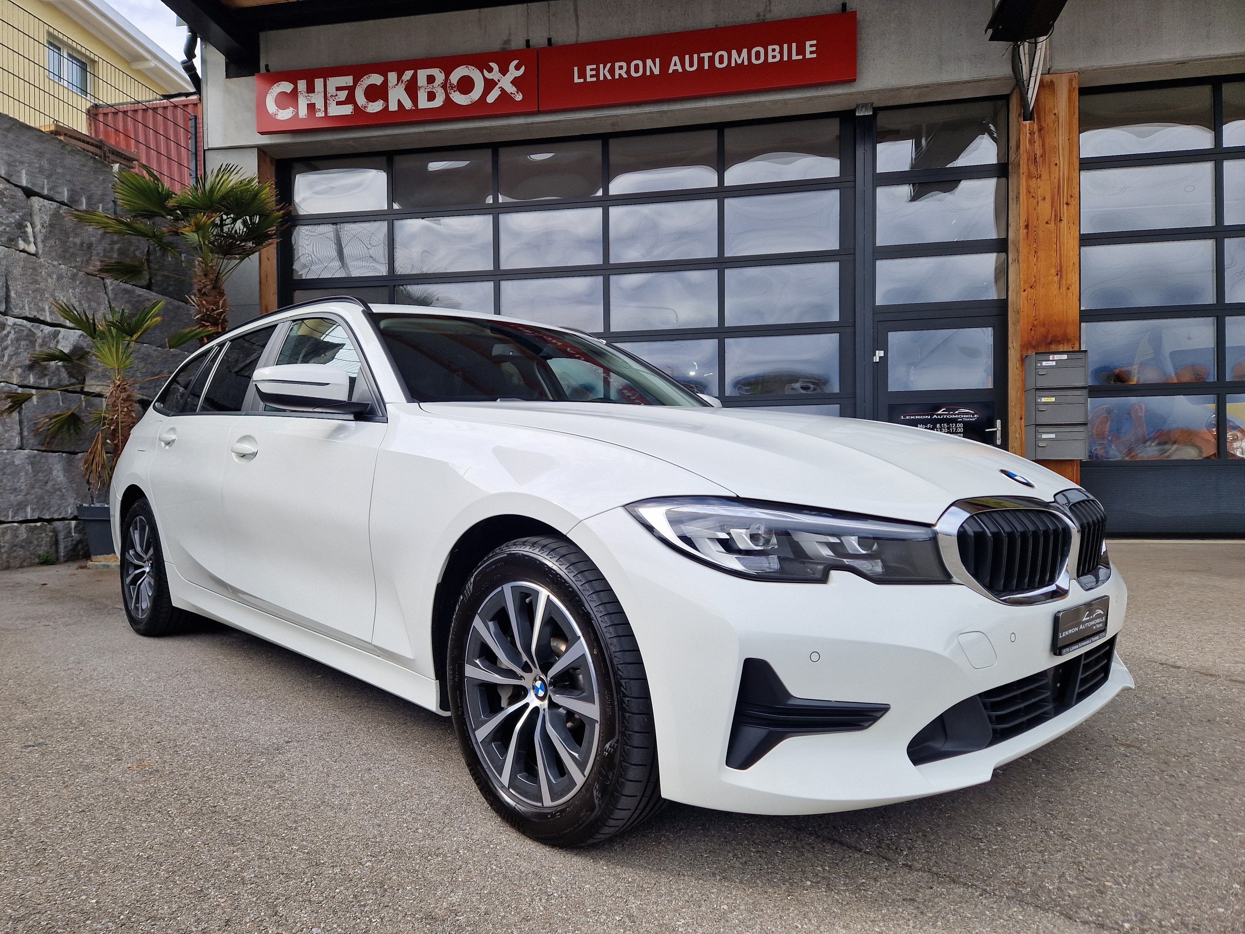 BMW 330e x DriveTouring Steptronic