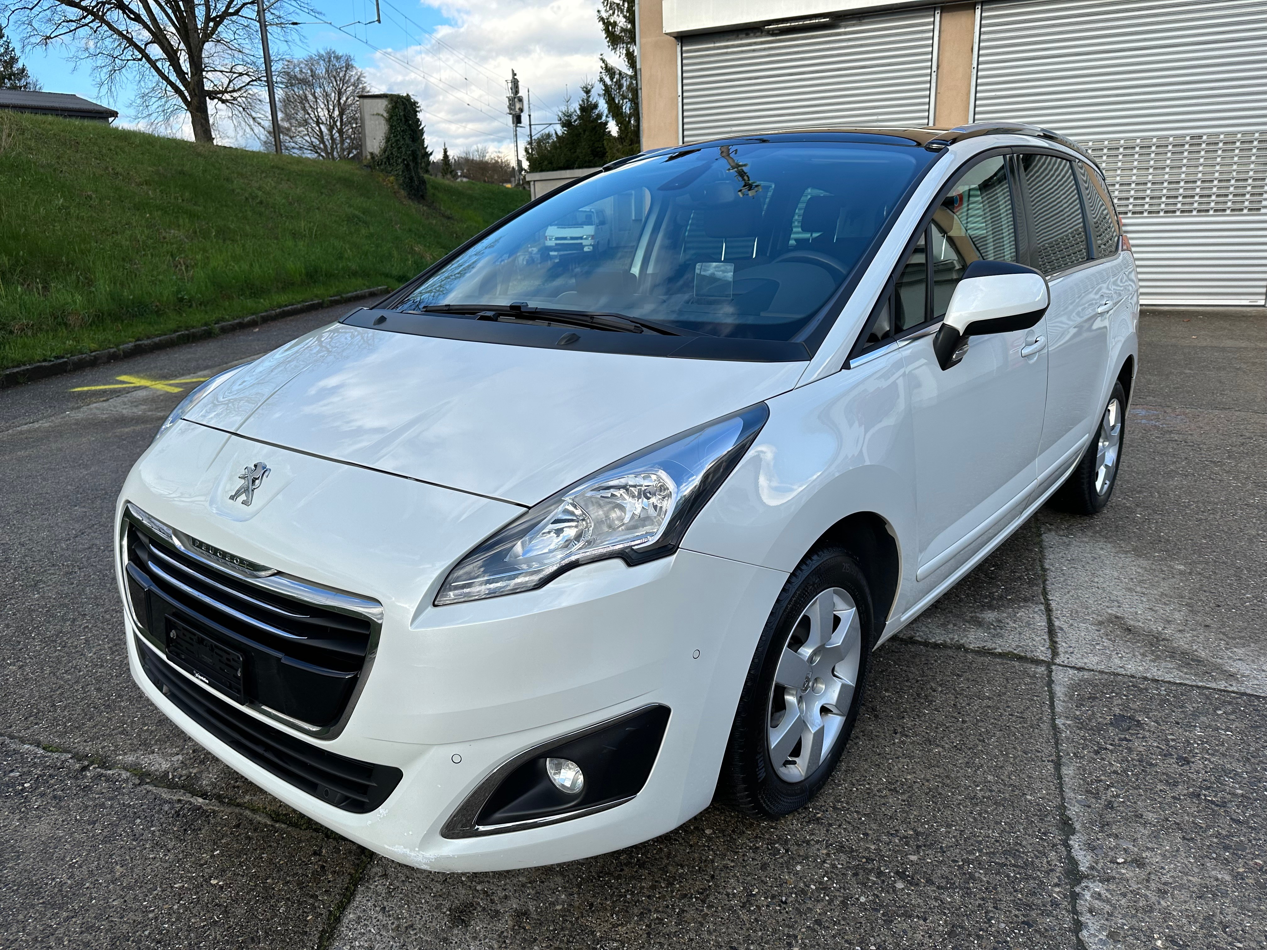 PEUGEOT 5008 1.6 BlueHDi Allure Tiptronic