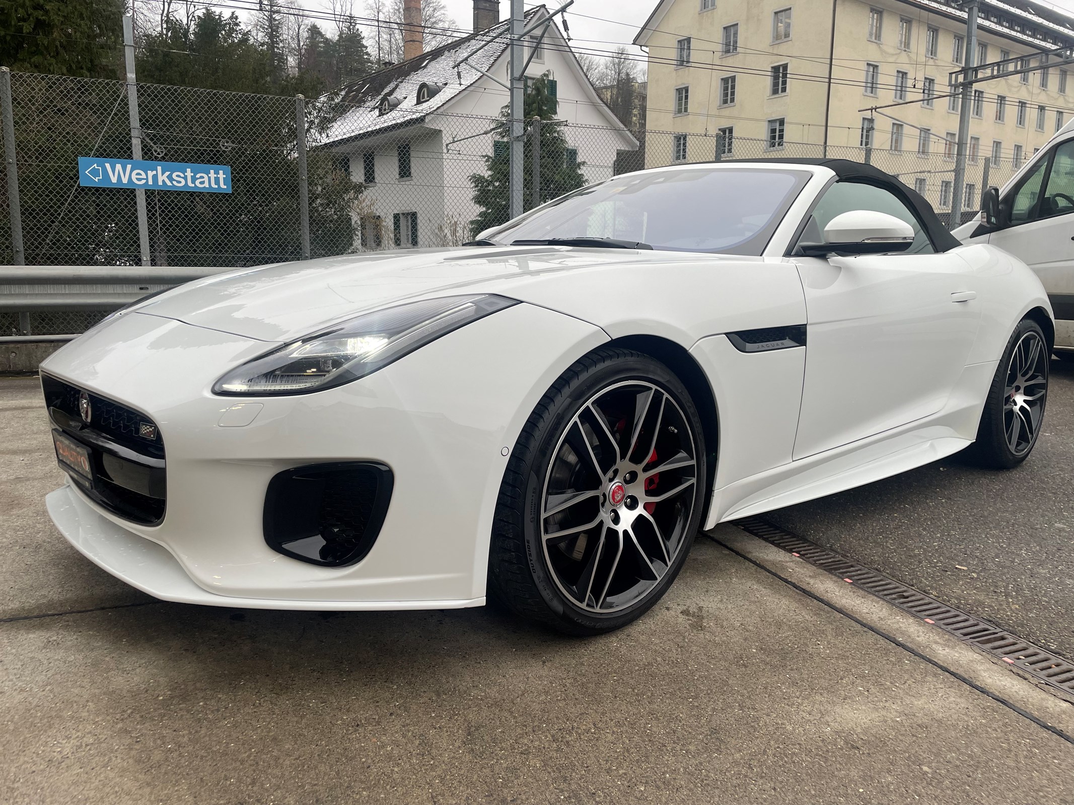 JAGUAR F-Type Convertible 2.0 I4 Chequered Flag Automatik