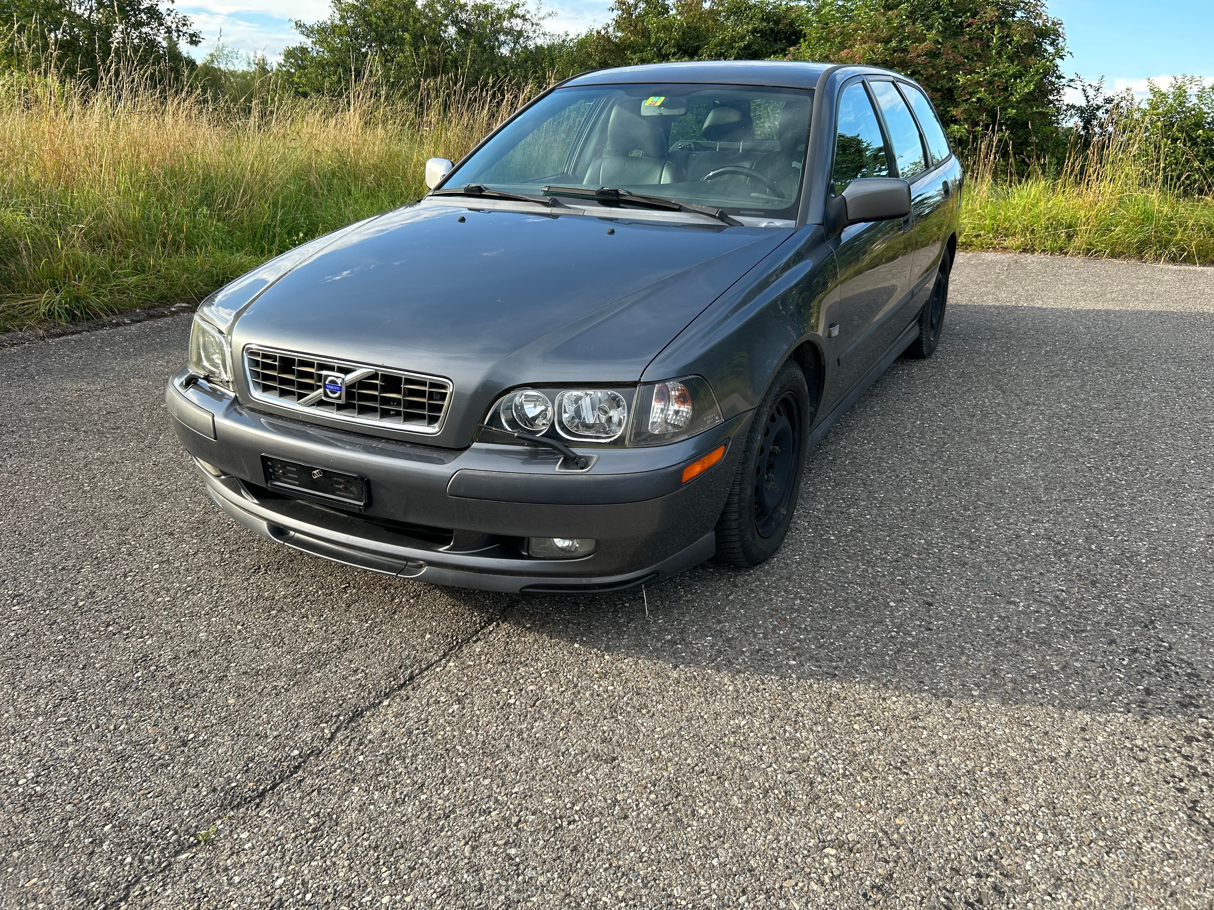 VOLVO V40 T4