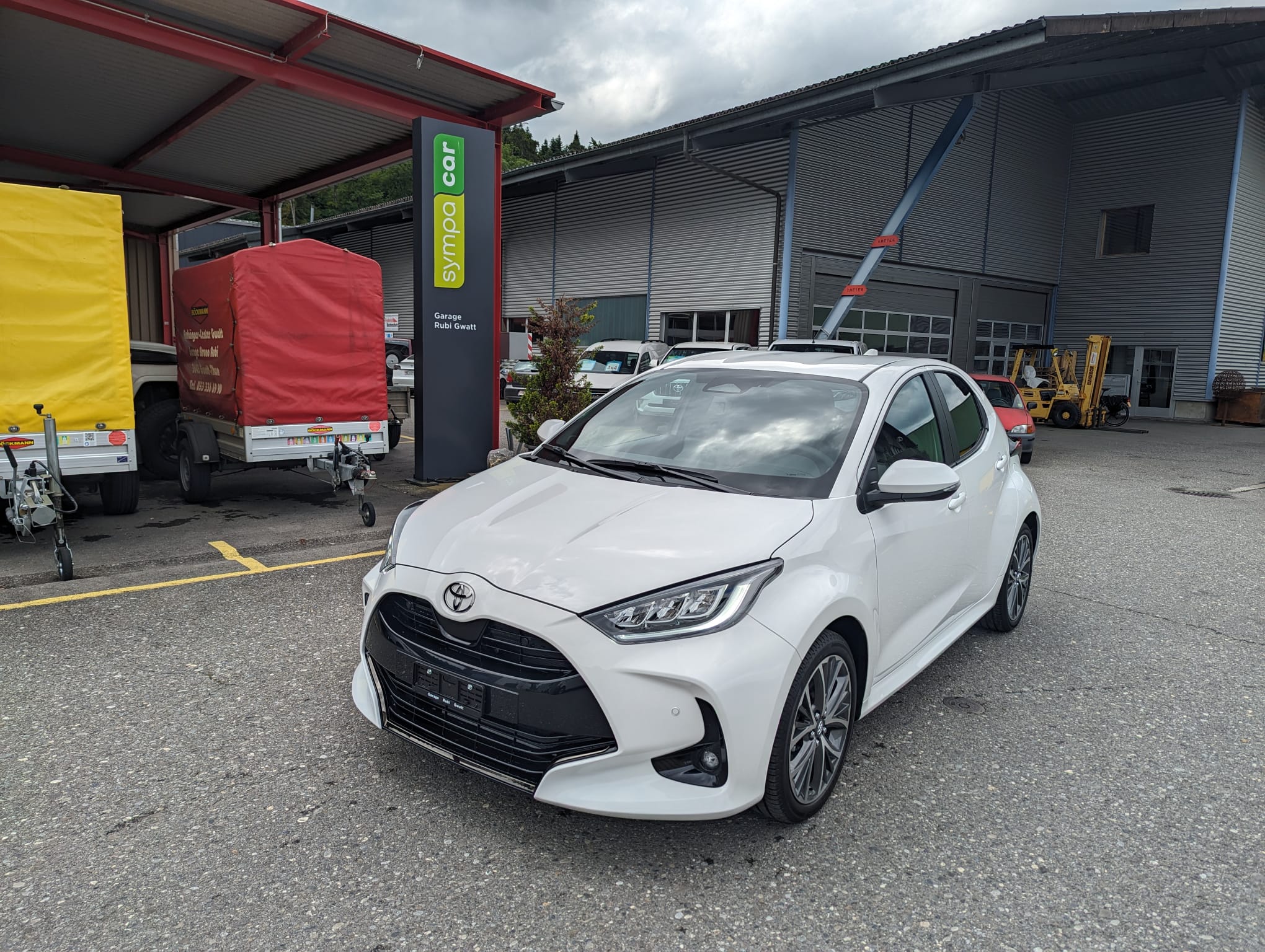 TOYOTA Yaris 1.5 Premium e-CVT