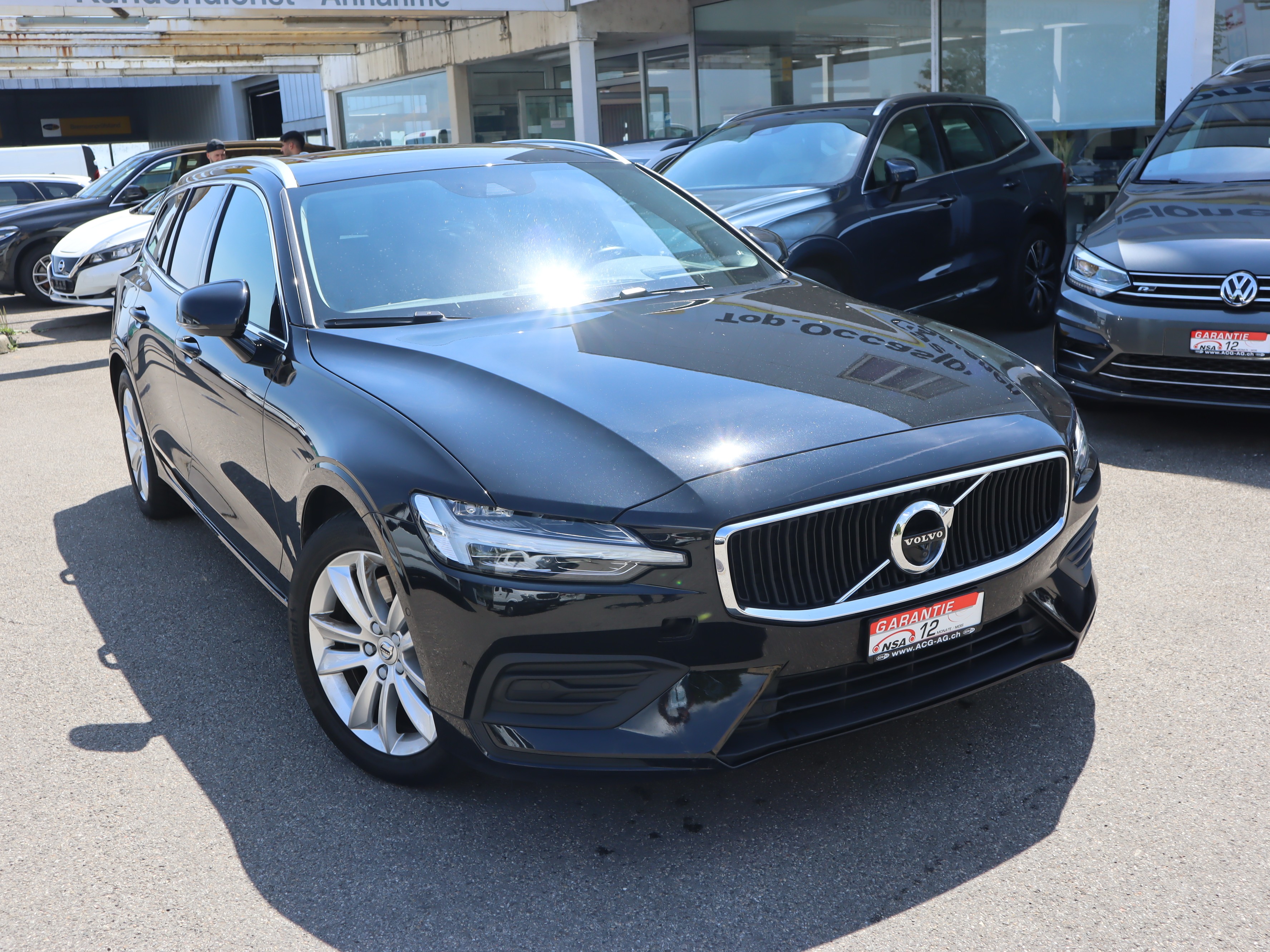 VOLVO V60 D3 AWD Momentum Geartronic ** Voll-Leder Ausstattung ** Gr-Navi ** RF-Kamera 360 ** Panorama-Glass ** Ab MFK & Service